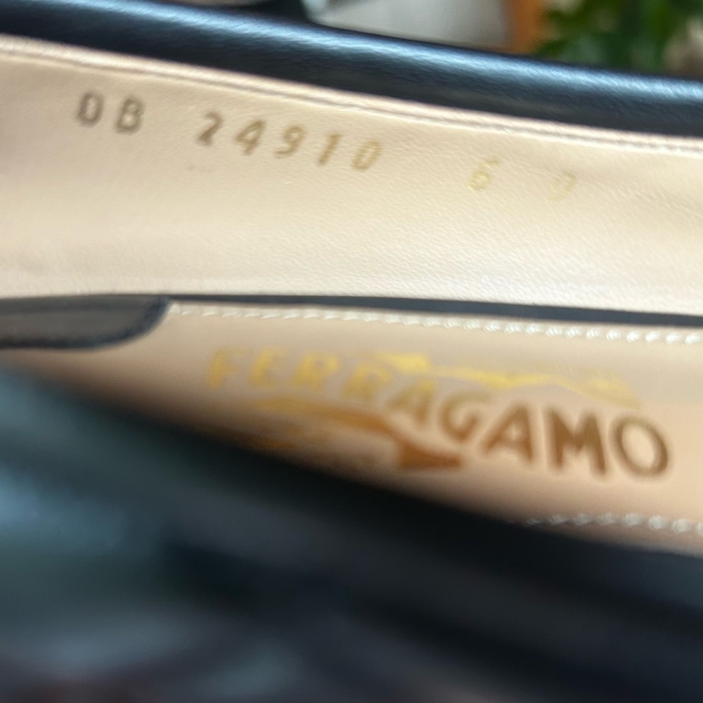 SALVATORE FERRAGAMO Vara Pump Size 6 - Picture 7 of 16